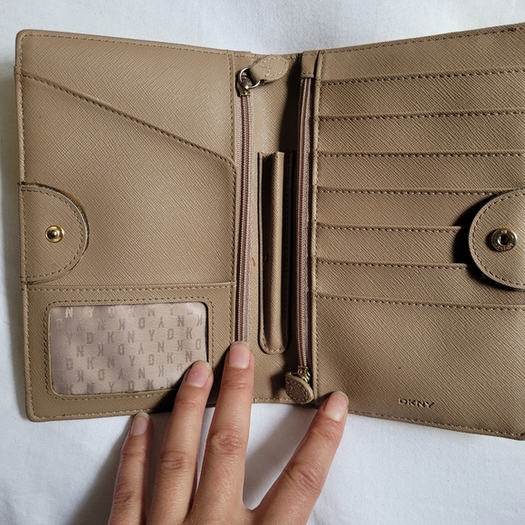 DKNY wallet - Picture 3 of 3